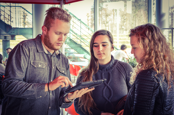 Studenten bekijken samen informatie op een tablet